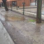 Familias de Pinto denuncian el mal estado de los accesos al CEIP Buenos Aires en días de lluvia